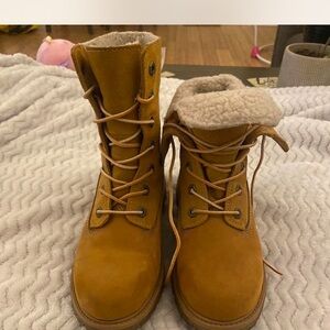 Tan Lace-Up Boots with Shearling Lining